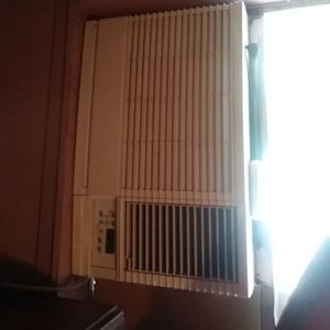 Frigidaire ac 1800 BTU 220 plug